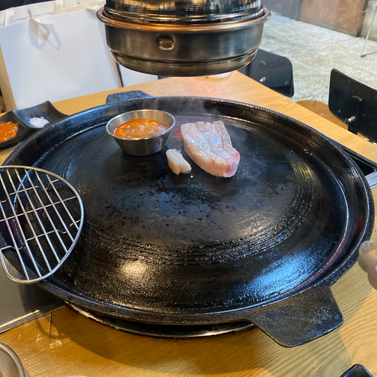 Meal image of Onyuwol Restaurant 온유월솥뚜껑삼겹살: 烤五花肉 shot by wei