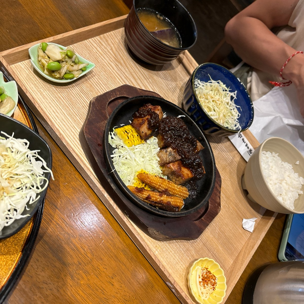 松屋屋精肉店 東京都 千代田區 外神田 のレストランの写真：搭配漢堡扒的是一碗水準超群的神級咖喱飯。咖喱醬呈現濃稠絲滑的質地，辛香四溢，完美融合了多種香料的迷人 by2QT2BSTR8 