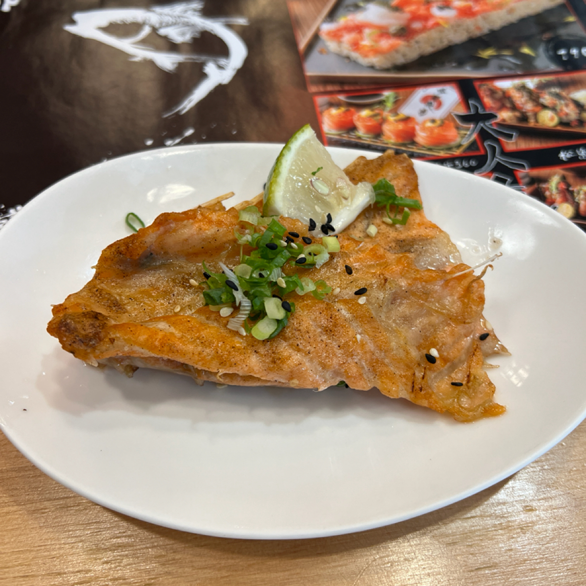今日魚市 光華三創店 のレストランの写真：群組贈品：烤鮭魚肚排 byWill 