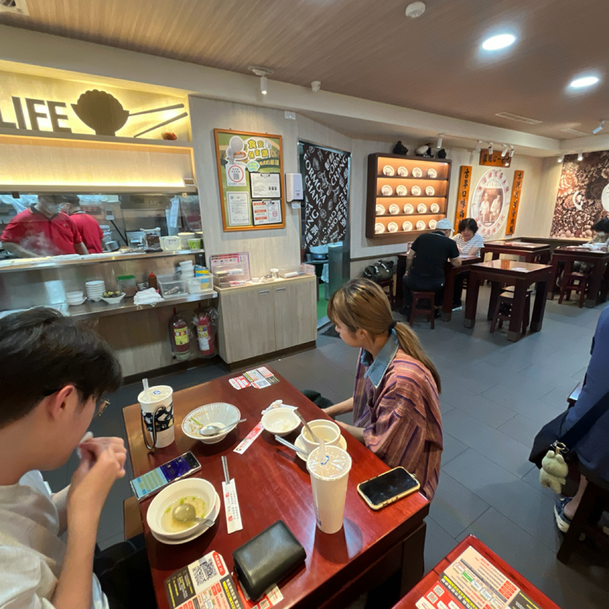 鬍鬚張魯肉飯(美食文化館) の雰囲気の写真：內用座位蠻多，環境乾淨明亮 by打工仔 