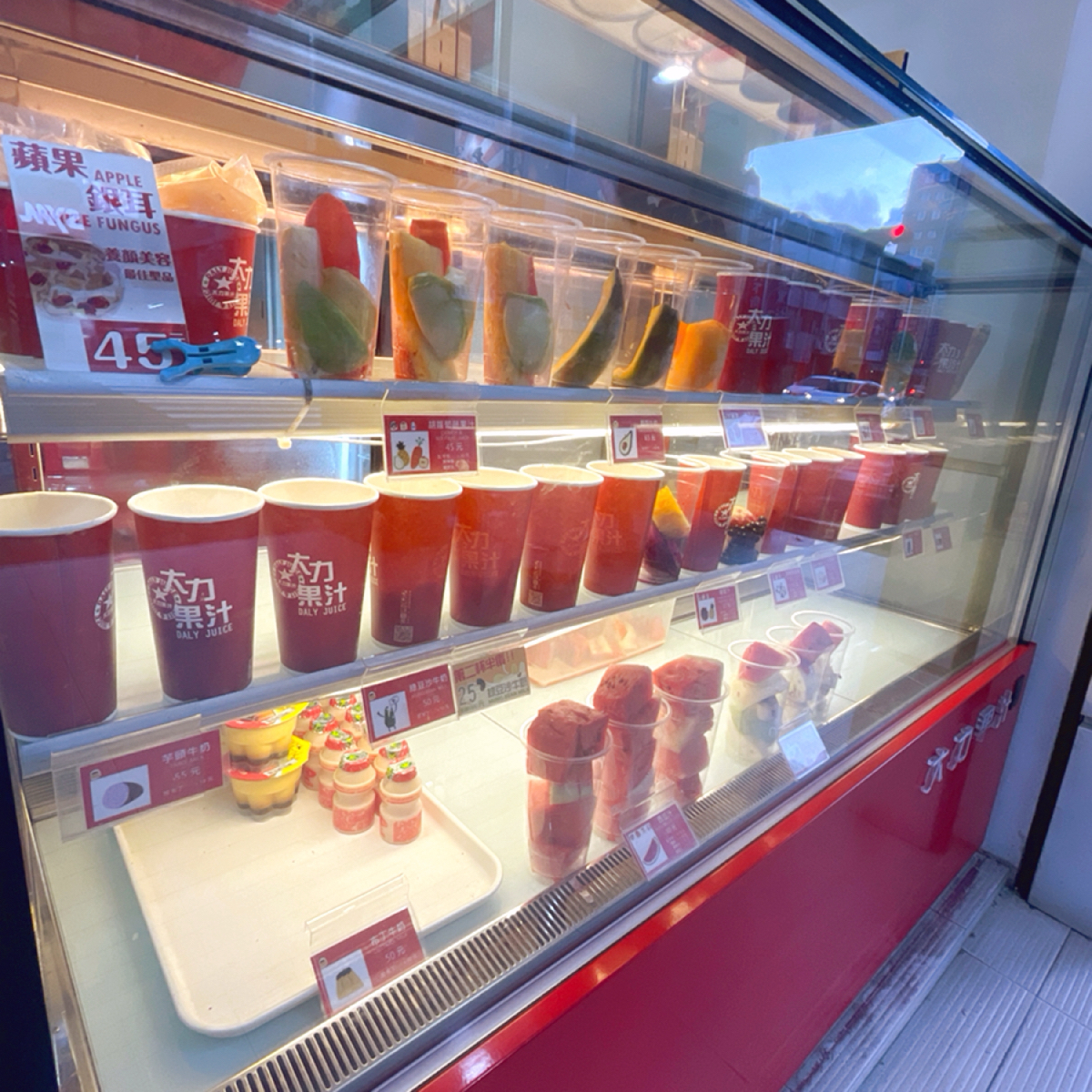 Vibe image of 大力果汁 十全店: 價錢都直接表示在杯子上
看完直接和店員點就好✨ shot by Shiny