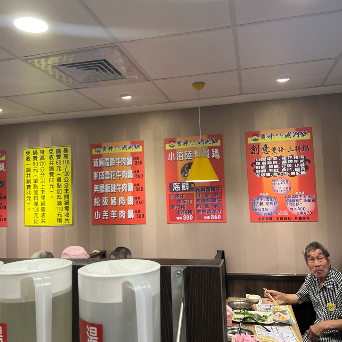 寶神日式涮涮鍋 基隆大武崙店 的菜單圖片：牆上菜單組合多樣 由Kama Lin 拍攝
