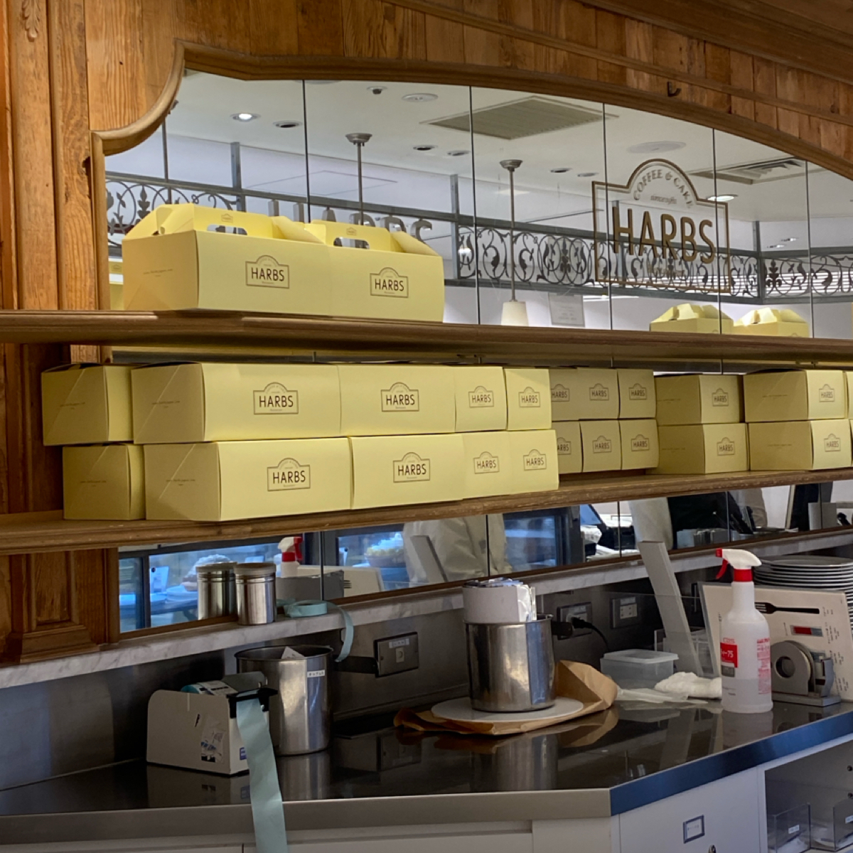 HARBS LUMINE有樂町店 の雰囲気の写真：切蛋糕的廚房在外側
同時供應內外場 by阿鈴s食 
