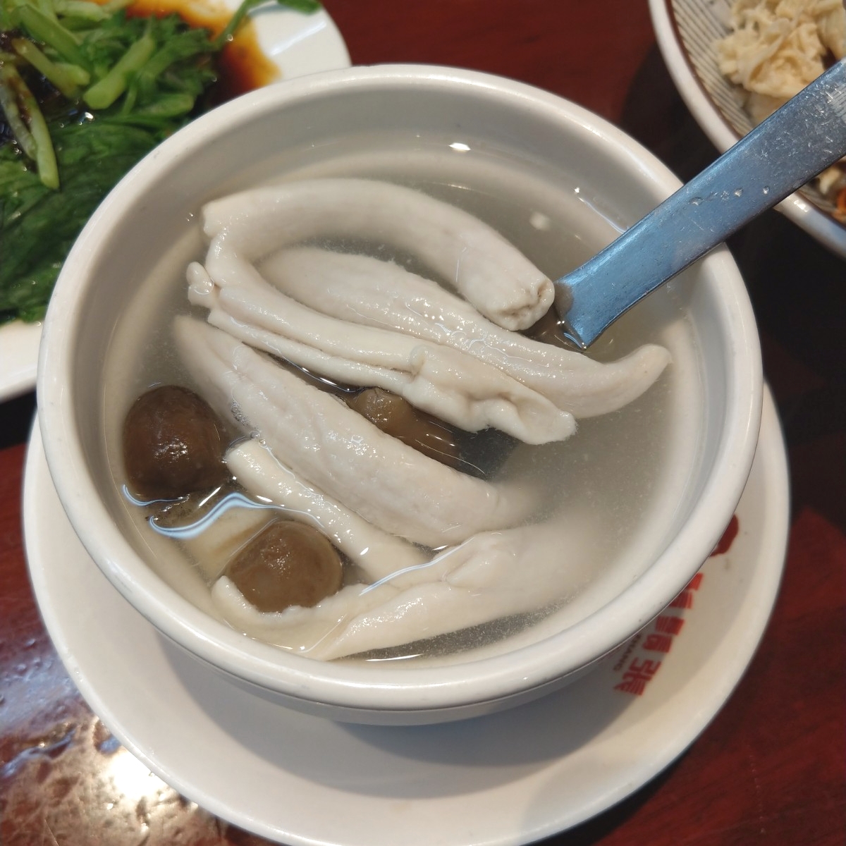 鬍鬚張 新店碧潭店 のレストランの写真：干貝蕈菇龍髓湯 $89
湯是類似四神湯的味道，還算OK，有蕈菇和少許干貝，白白的是豬骨髓，量蠻多的， byIN老師 