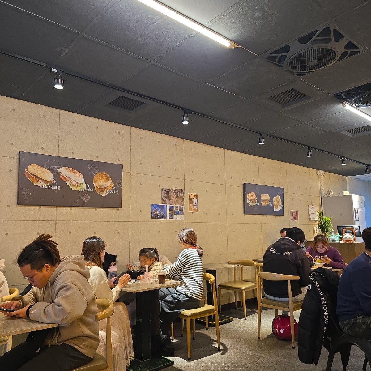 Vibe image of 尼好早午餐 中壢中原店: 店內一隅 shot by 永遠的新手