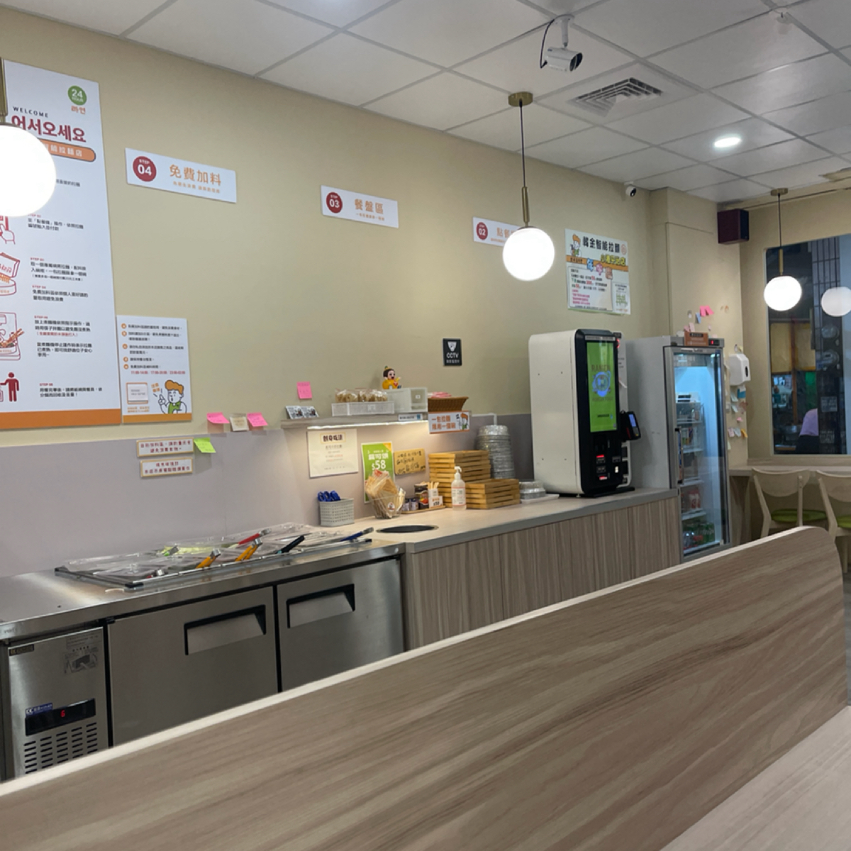 24H韓金智能拉麵 小港平治店 的外觀氛圍圖片： 由藍說 拍攝