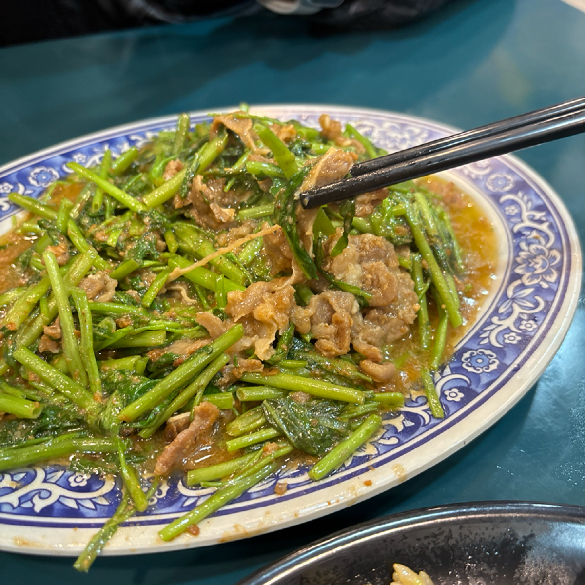 一碗小羊肉 的餐點圖片：底下肉不少 由Sunny吃美食 拍攝