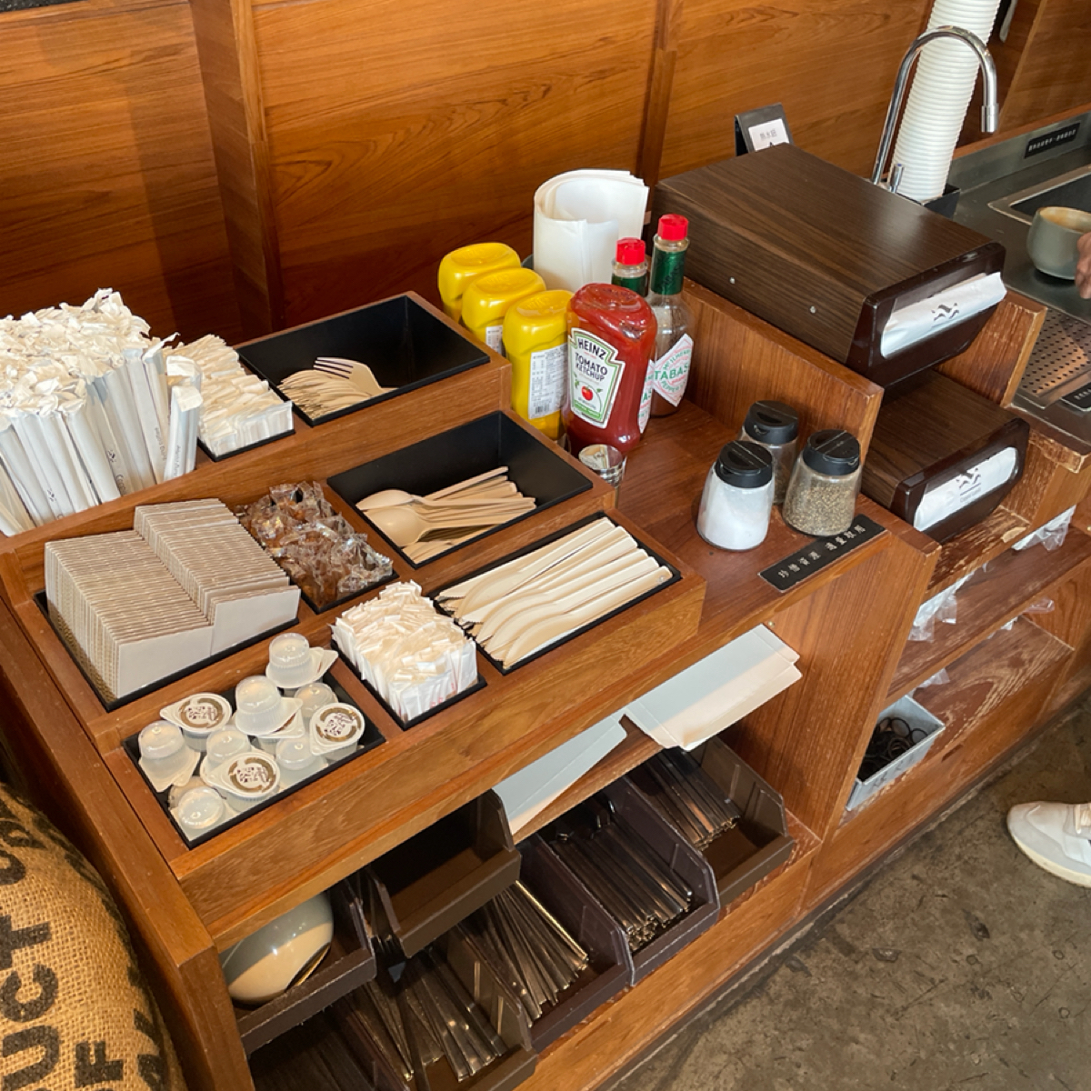 Vibe image of Coppii Lumii living coffee 冉冉生活 經貿門市: 客人的自助區
看看這自助區擺得多齊全！
就可以知道店家要求的細心整潔程度，
以及店員的忙碌程度😂
 shot by 一刻又一嗑