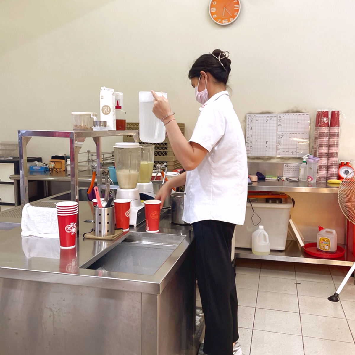 Vibe image of 大力果汁 十全店: 新鮮現榨的果汁就是讚🫶🏻

店員不熱情但也挑不出錯
檯面維持很乾淨明亮💦 shot by Shiny