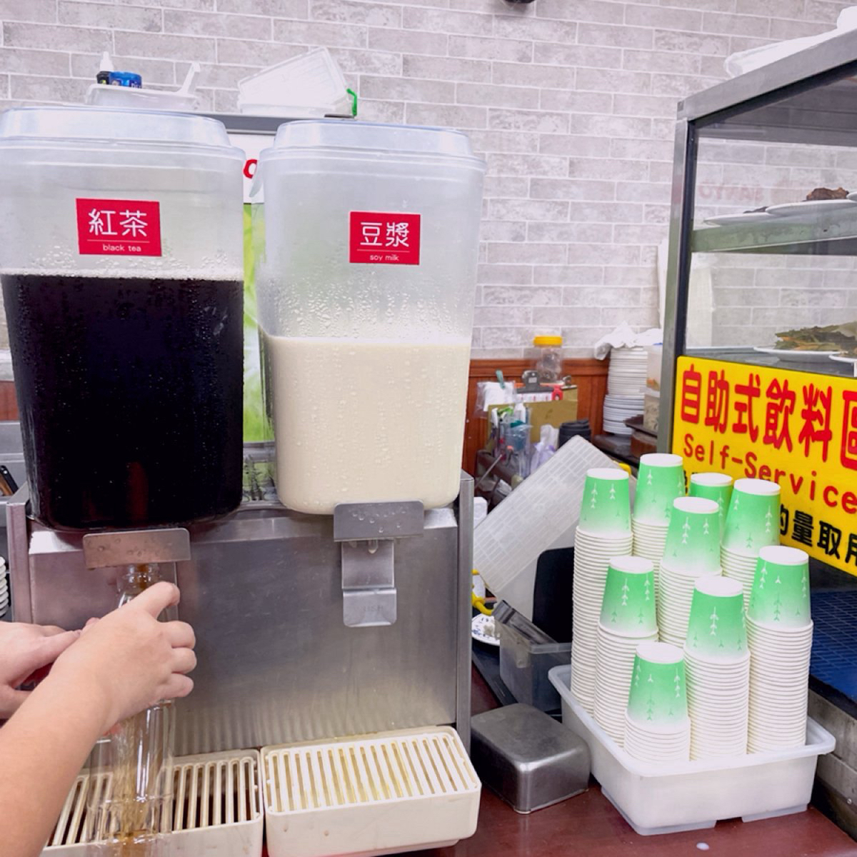 Vibe image of 厚得福湯包麵食專賣店: 飲料超特別❗️紅茶、豆漿都是自助喝到飽，不過減醣的朋友要注意一下，這兩樣都含糖。 shot by Shiny