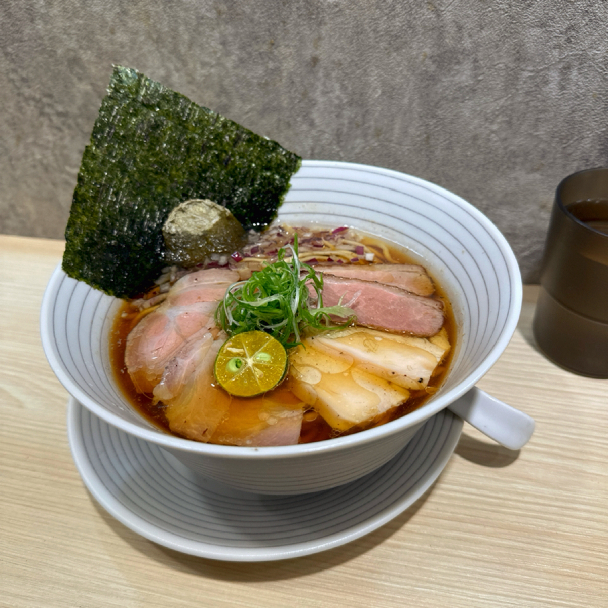 Meal image of 數寄屋 銀虎 ぎょかい鷄白湯らーめん専門店: 赤玉&#x2F;銀虎醬油雞湯拉麵（清） shot by Jacker