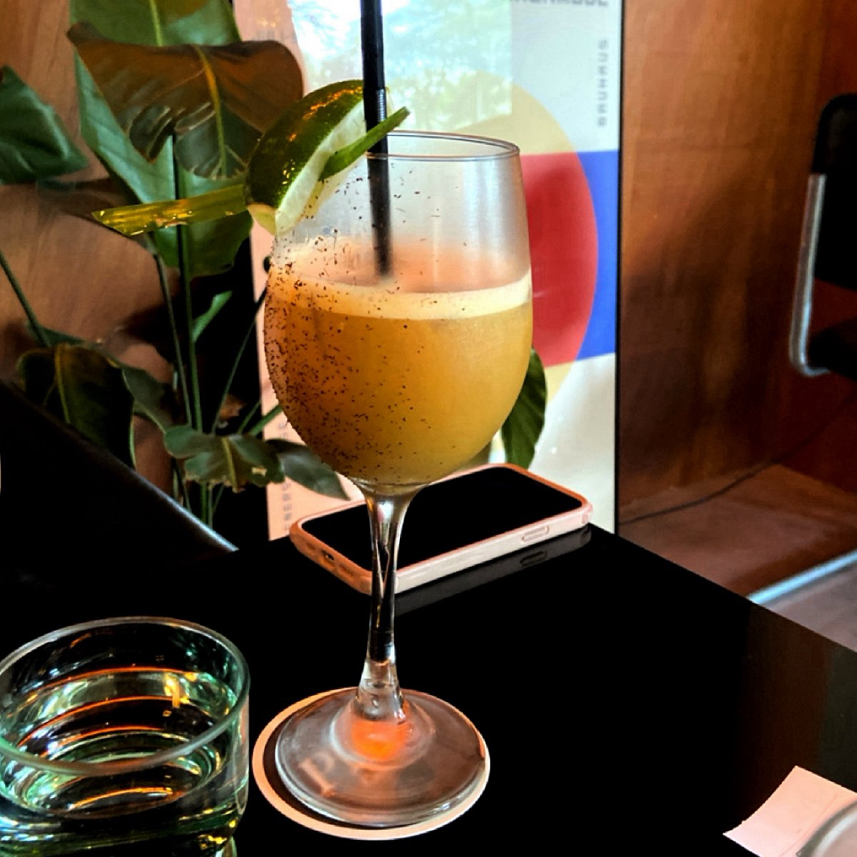 PPM Cafe&amp;Bar のレストランの写真：百香伯爵茶調酒🍹
好好喝大推薦👍
杯壁上還有沾茶葉裝飾很好看！拿的時候要小心避開。 by每個人都在找他的貓 