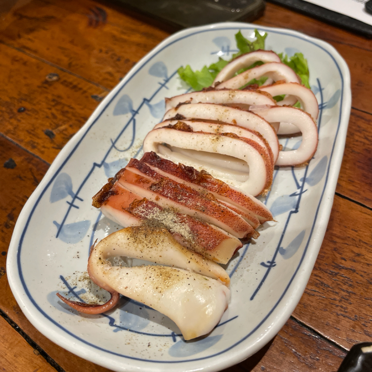 Meal image of 港町十三番地 雙十店: 烤中卷
這間店的海鮮我覺得是必點的，無論吃什麼海鮮都行，但至少點一道試試看。
中卷軟嫩恰到好處，不會 shot by 一刻又一嗑