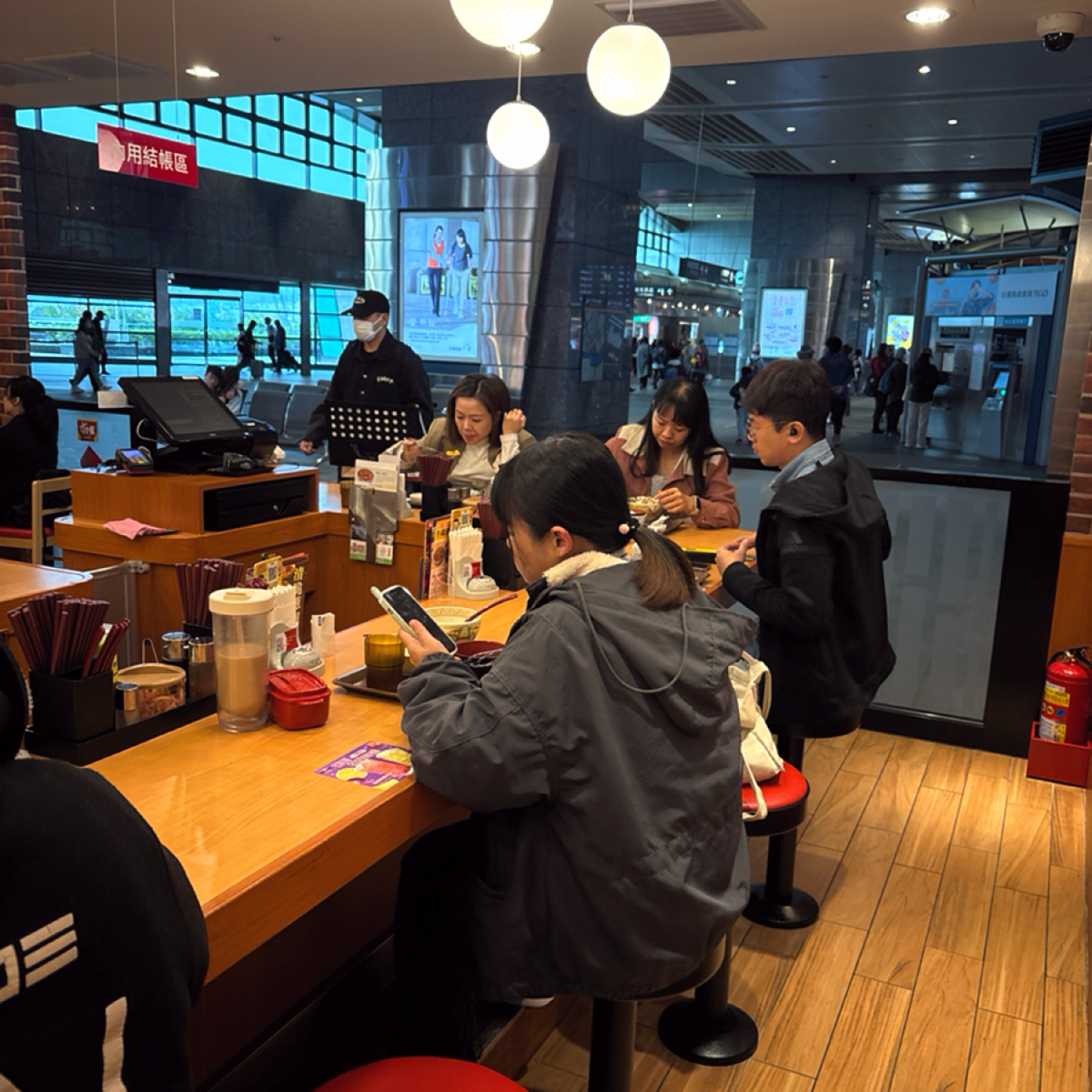 Vibe image of すき家Sukiya  高鐵台中店: 人蠻多陸續進客 shot by Brenda
