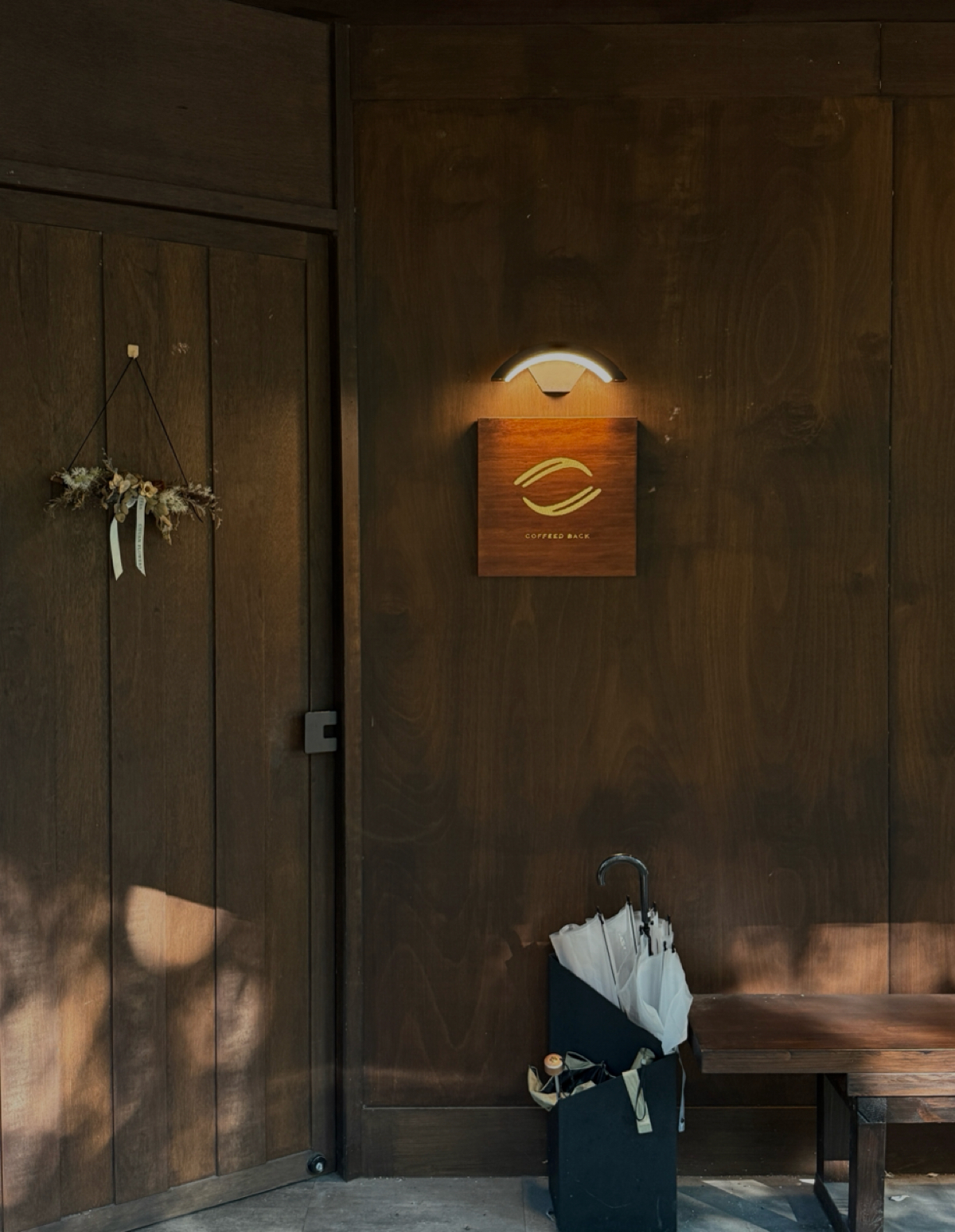 Vibe image of 迴咖啡 CoffeedBack: 迴咖啡的門口，低調而有質感。 shot by 阿波卡