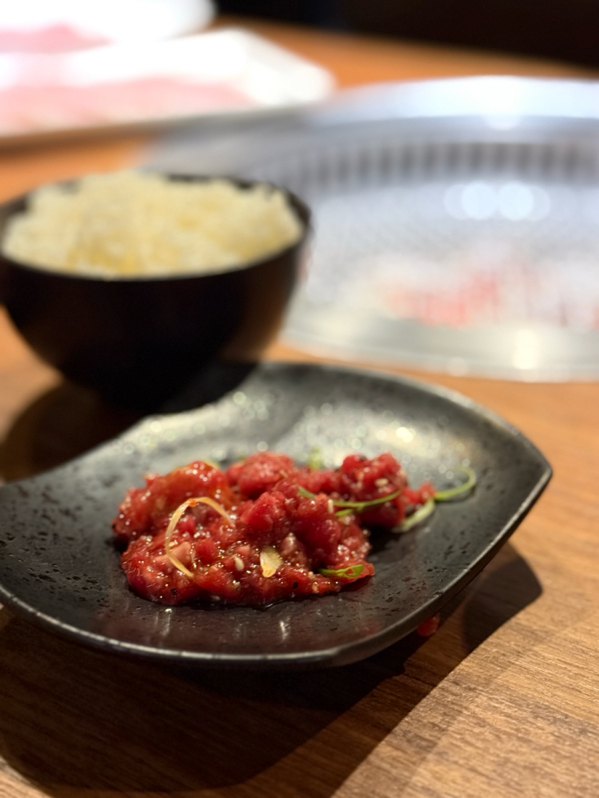 上吉燒肉 的餐點圖片：店員幫忙拌開生牛肉後，就成為超下飯的好料理啦！ 由阿波卡 拍攝