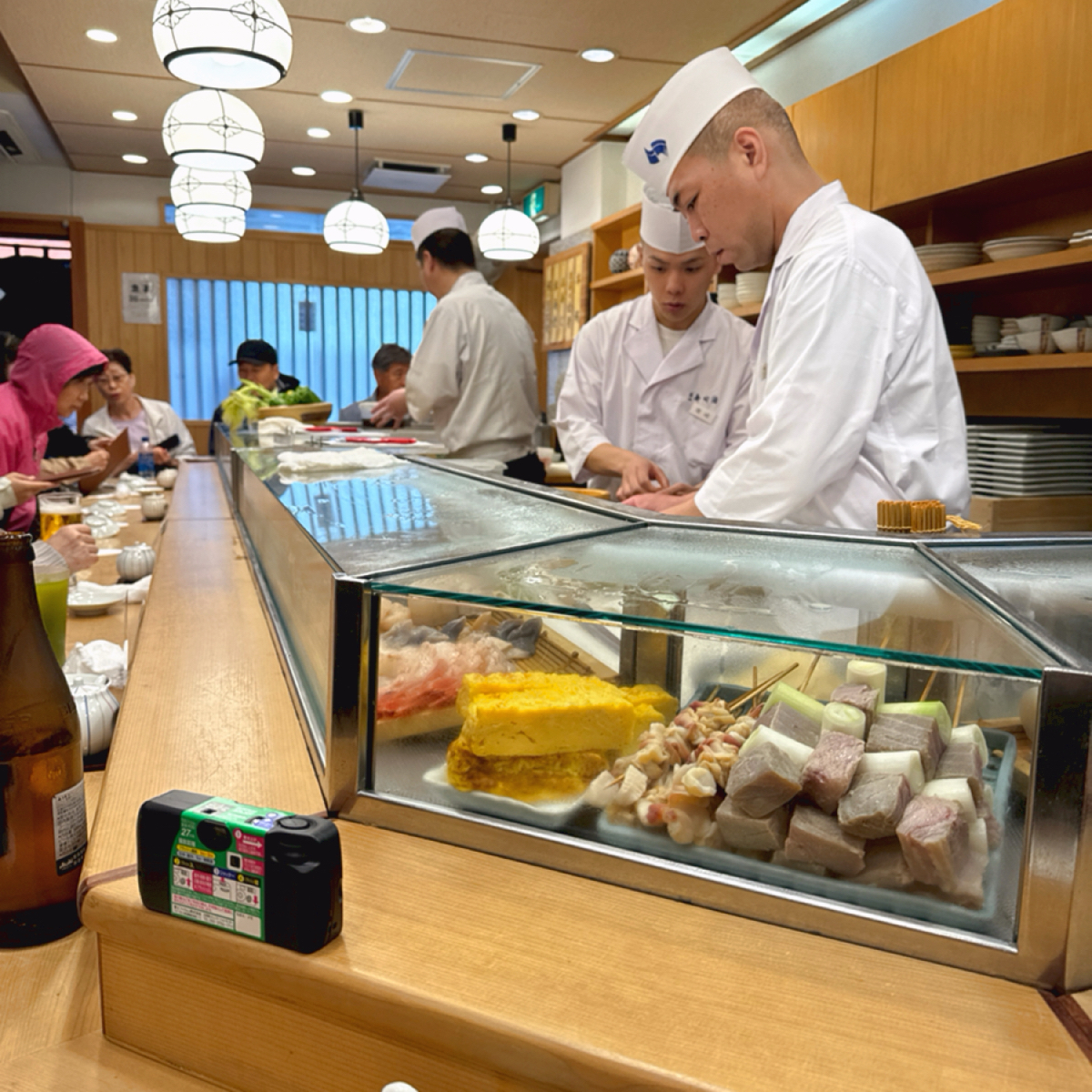 築地寿司清 築地本店 の雰囲気の写真：一律是吧檯位，師傅做好就會直接放到你前面囉 byJacker 