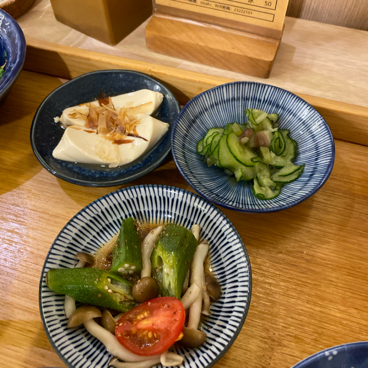 Meal image of 芝生食堂 忠孝新生店: 小菜：柴魚片豆腐、小黃瓜章魚、秋葵野菇 shot by wei