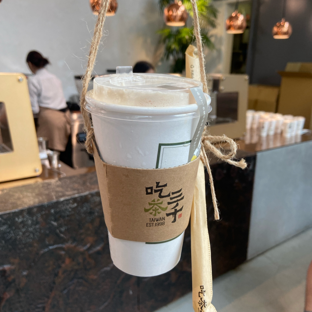 Meal image of 吃茶三千台灣概念店: 不選品牌提袋就是附有麻繩的杯套蠻有質感的，可以重複使用。 shot by 每個人都在找他的貓
