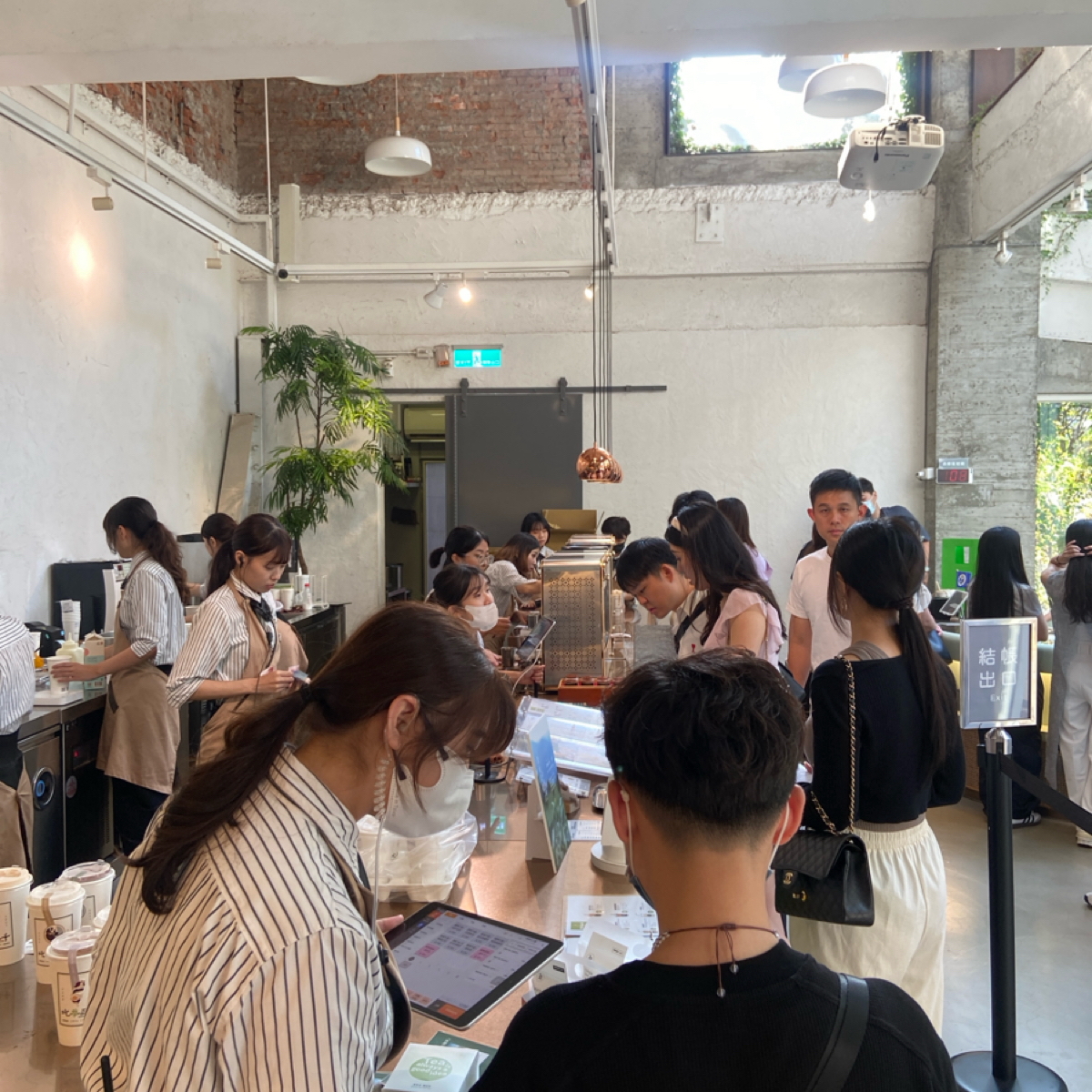 Vibe image of 吃茶三千台灣概念店: 假日人潮眾多建議避開。 shot by 每個人都在找他的貓
