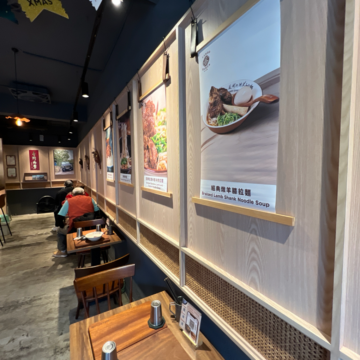 Vibe image of 蘆洲紅燒羊肉拉麵 紅毛城店: 座位區 shot by 動吃動吃動吃