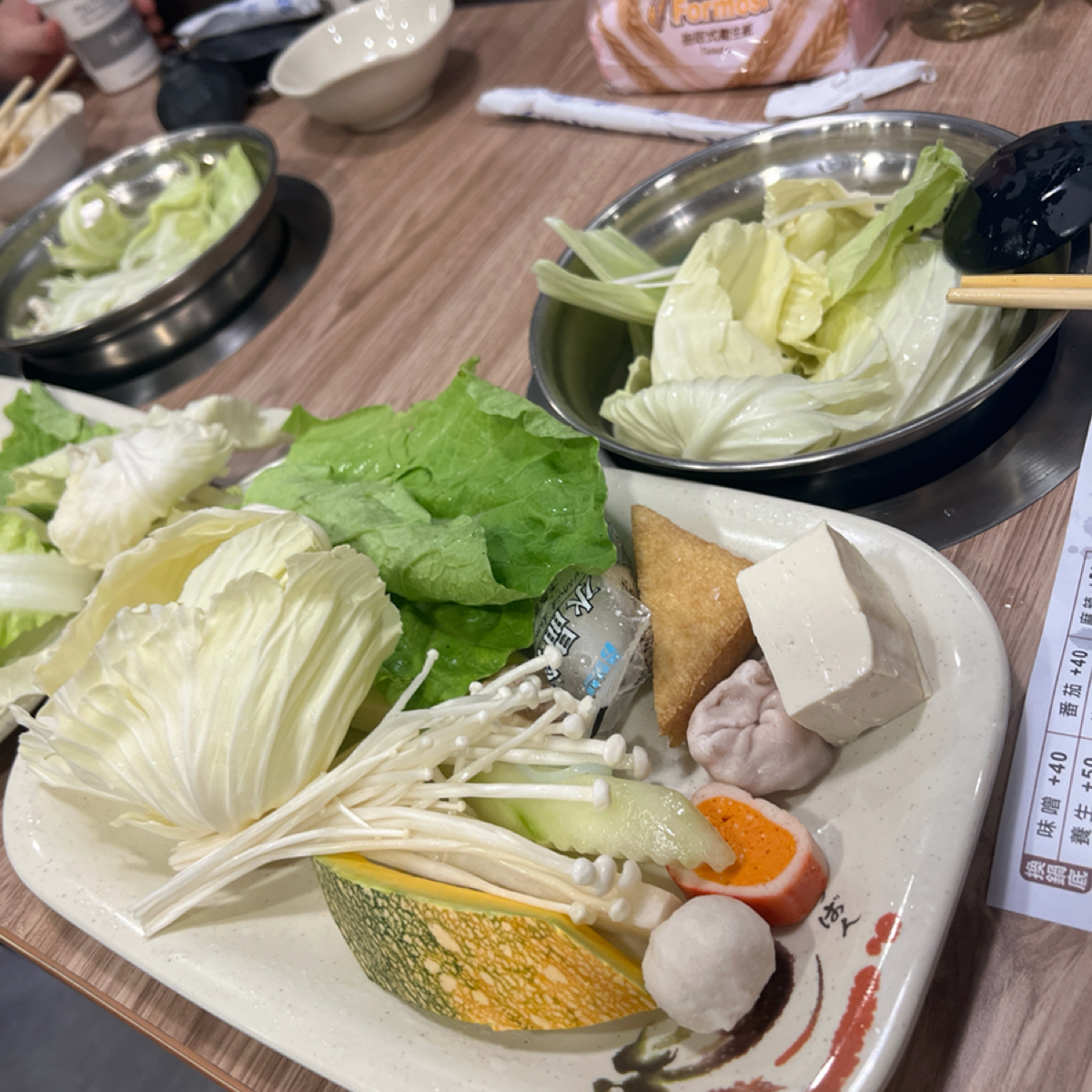 寶神日式涮涮鍋 基隆大武崙店 的餐點圖片：菜盤份量很多、每天都會有更換不同小料 由Kama Lin 拍攝