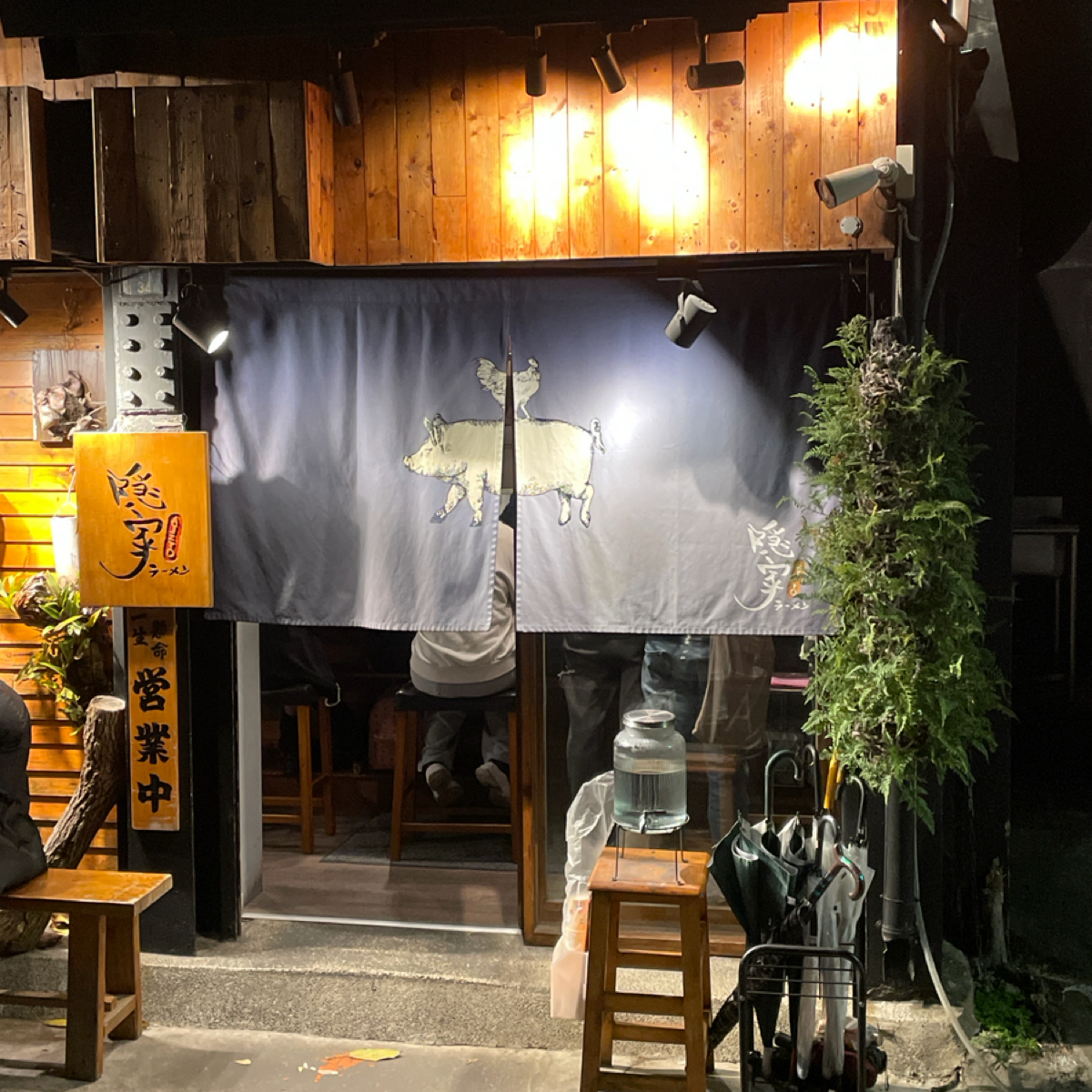 隱家拉麵 赤峰店 の雰囲気の写真：入口有點餐機 by小藍的美食心得報告 