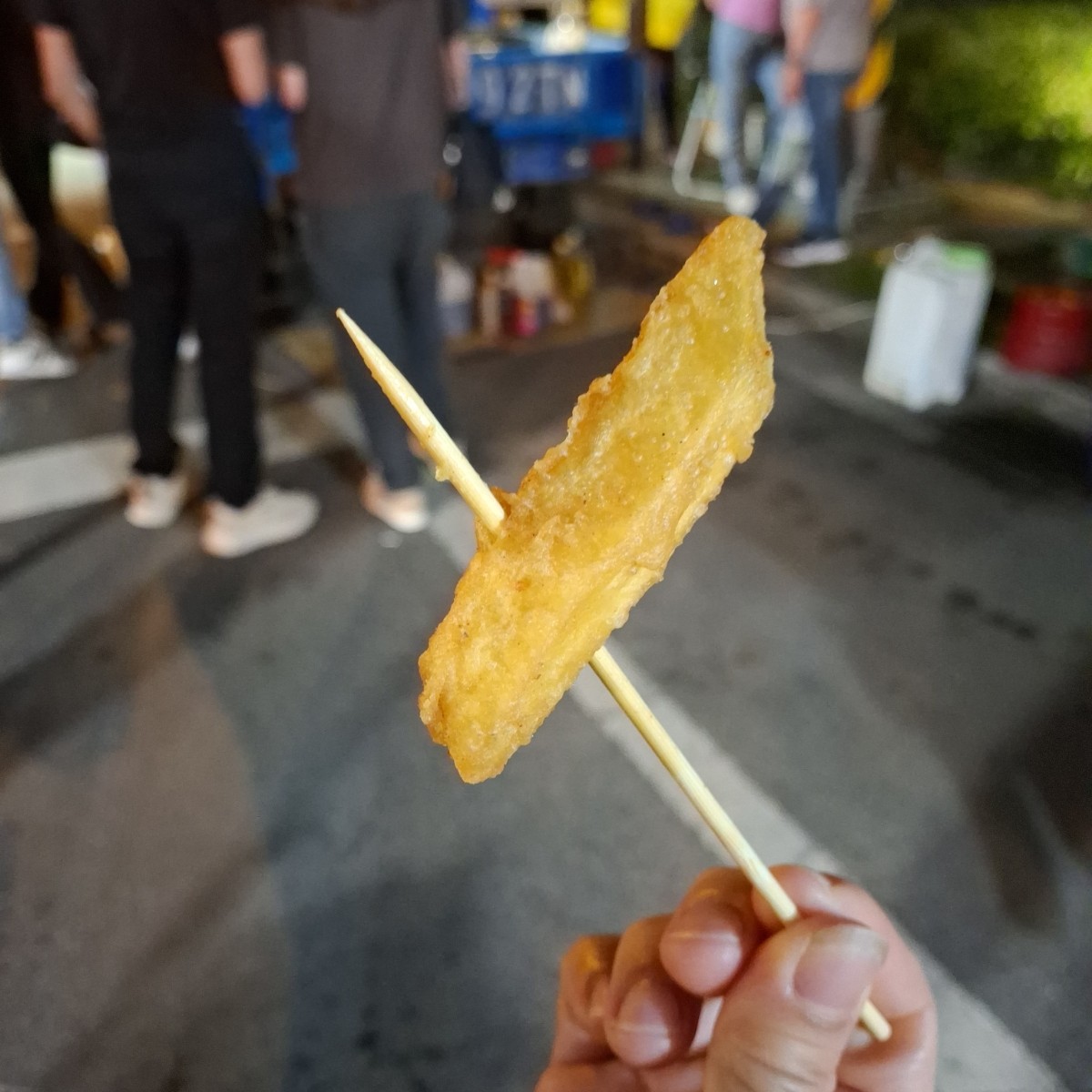 Meal image of 2326炸雞 清溝夜市店: 地瓜薯條的部分個人覺得雞排店的會比較好吃，他們家的皮太厚了，所以吃起來相較於外面的口感會稍微偏脆硬一 shot by 美食肥之豬