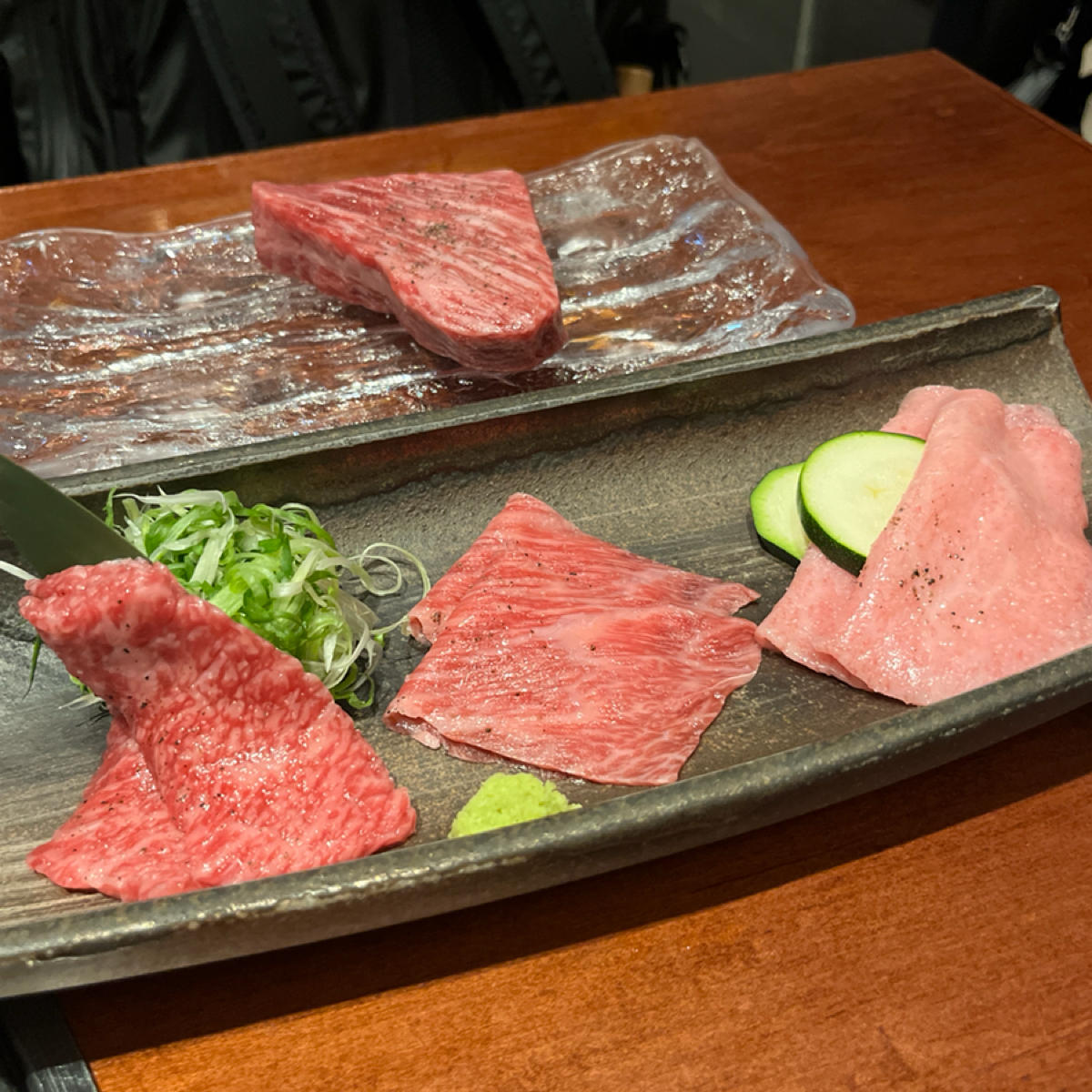 梵 燒肉 的餐點圖片：第一道，五花、中間原本是牛舌但缺貨換的是什麼有點忘了、腿下肉。 由阿官 拍攝