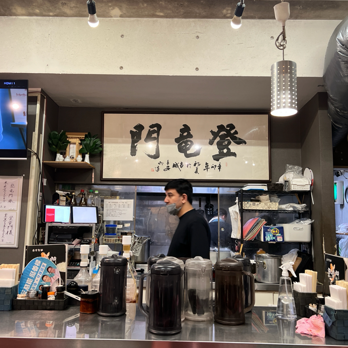 登竜門  那覇本店 の雰囲気の写真： byRyan•X 