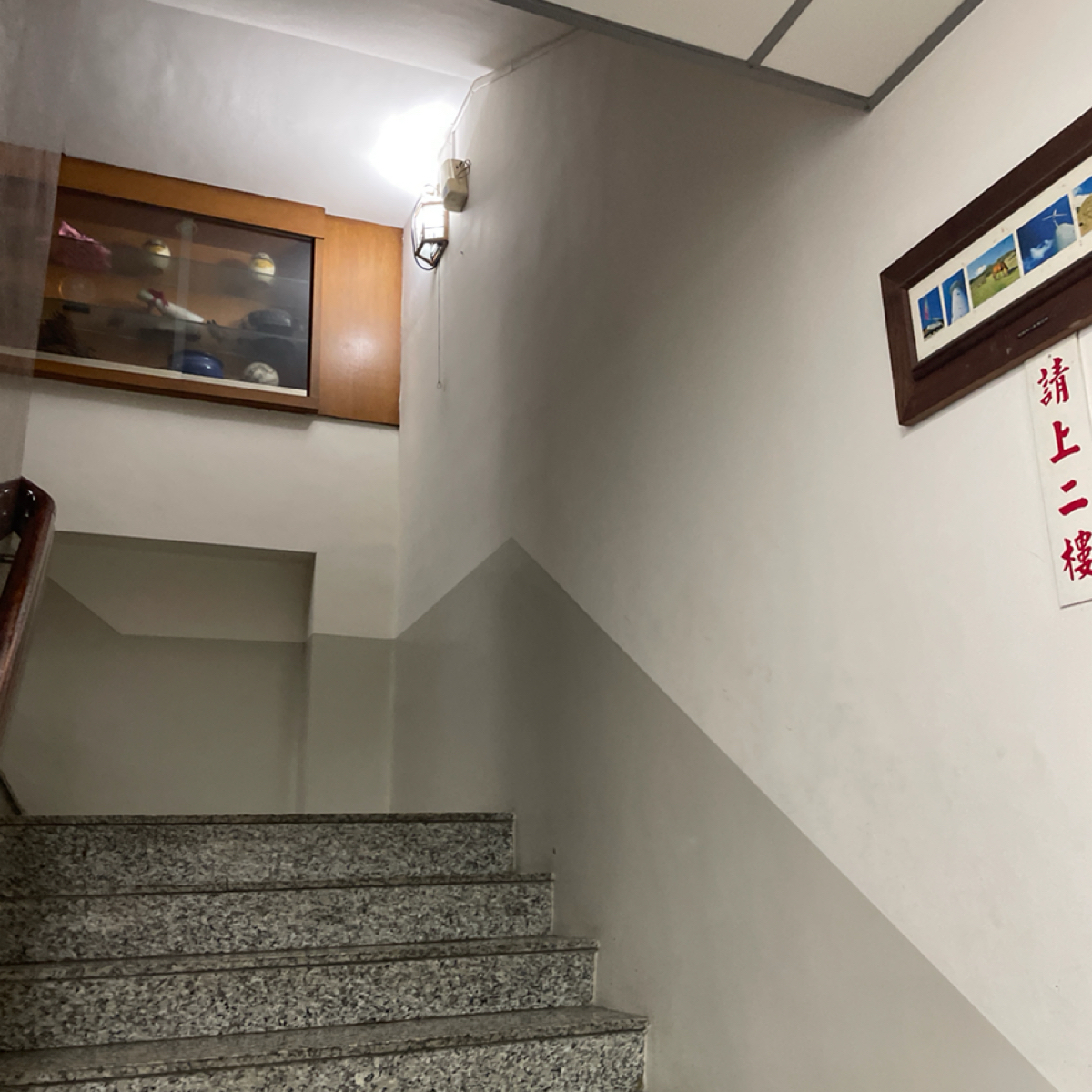 Vibe image of 熊家萬巒豬腳: 店裡還有二樓，我們這次也是坐二樓。 shot by 一刻又一嗑