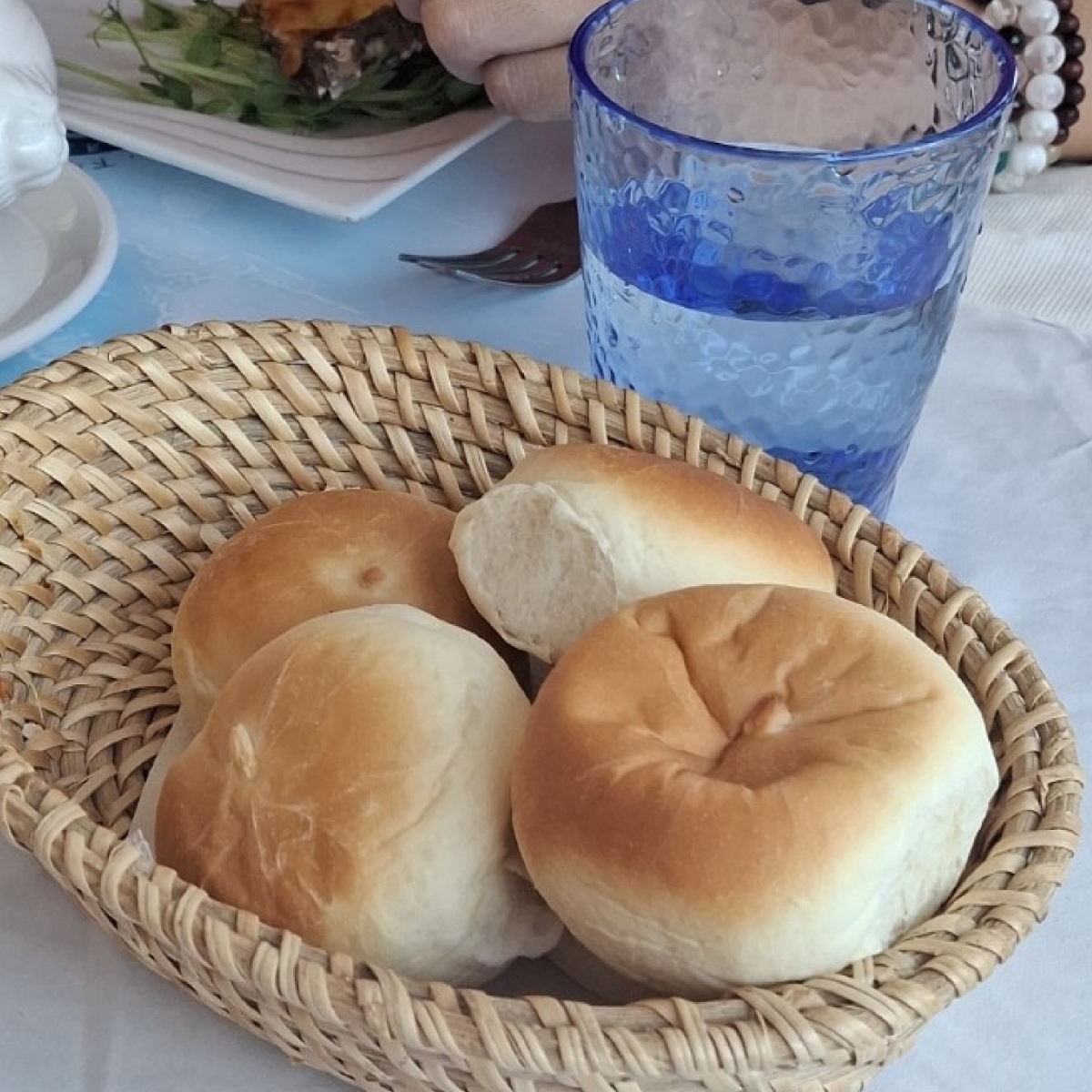 聖托里尼海景餐廳 的餐點圖片：餐包的蒜味很濃厚，內有一點點鹹起司的樣子（不太肯定），吃起來很香很蓬鬆。 由美食肥之豬 拍攝