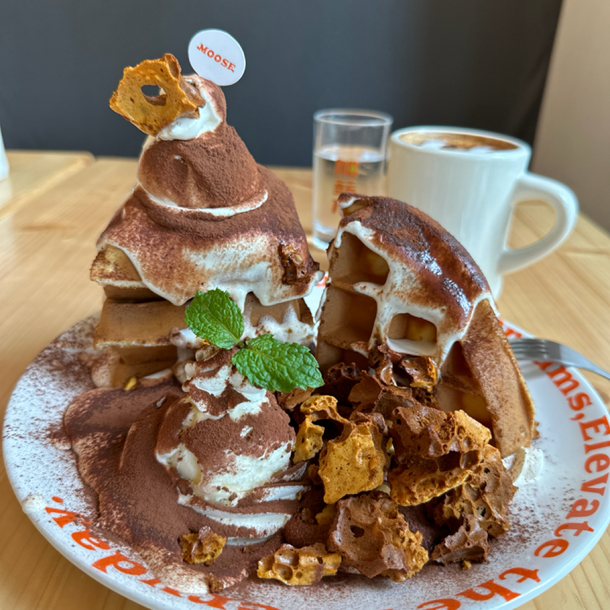 夢鹿咖啡 Cafe Moose 三重店 のレストランの写真：焦糖脆脆提拉米蘇鬆餅 $240 by慈の不負責任美食評鑑🫢 