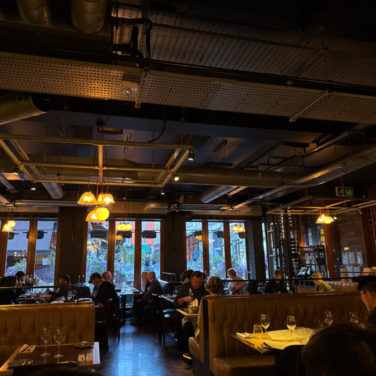 Vibe image of Heddon Street Kitchen: 週五晚上大家都來喝酒 shot by alina