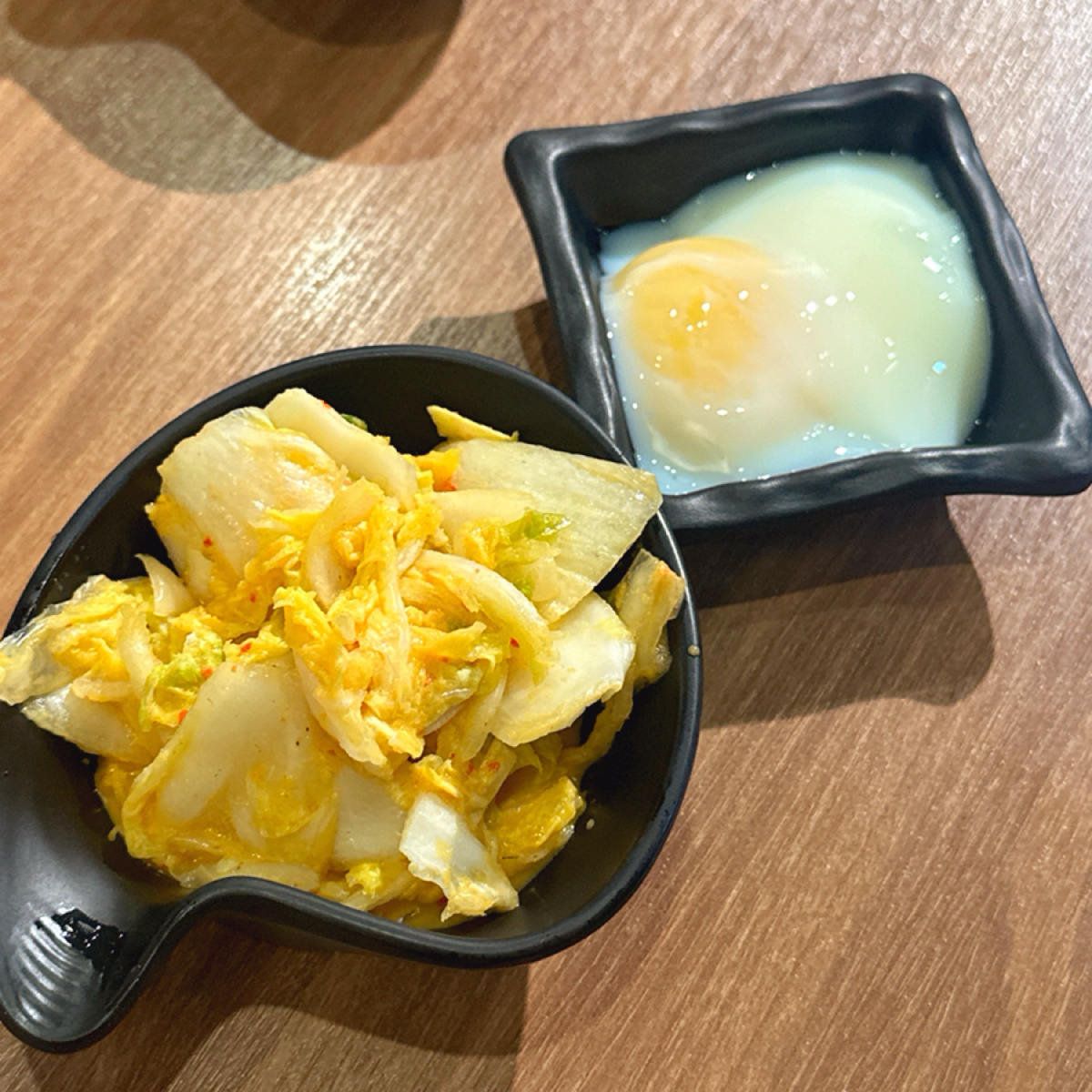 Meal image of 牛丁次郎坊X深夜裡的和魂燒肉丼X三重支店: ▪️套餐（溫泉蛋+黃金泡菜）$69

泡菜清爽、溫泉蛋一般般，
兩樣搭配著丼飯一起吃，很讚‼️ shot by 草莓肉鬆蛋吐司