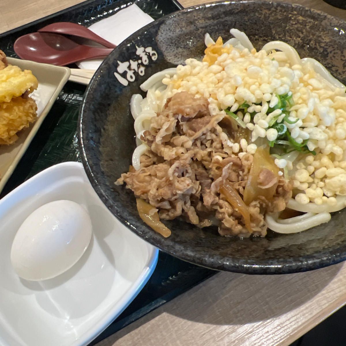 なはまるうどん 那覇空港際内ターミナル店 のレストランの写真：牛肉烏龍麵配一顆蛋 by七咪 