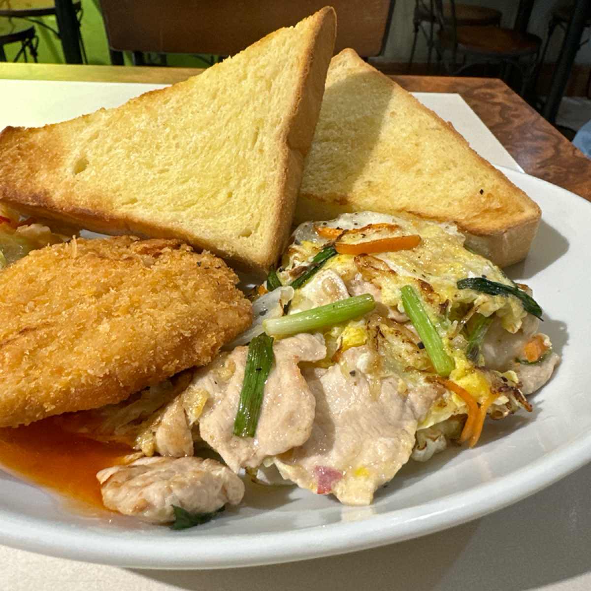 嘰嘰喳喳簡餐 的餐點圖片：西式輕食+豬排 由Aki 拍攝