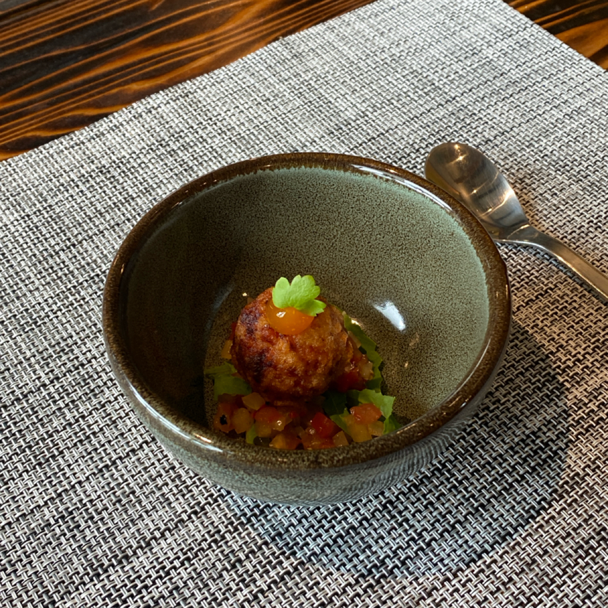 廢墟餐廳 Restaurant feishu のレストランの写真：▪️漢堡肉·糖心蛋黃·番茄莎莎 by阿鈴s食 