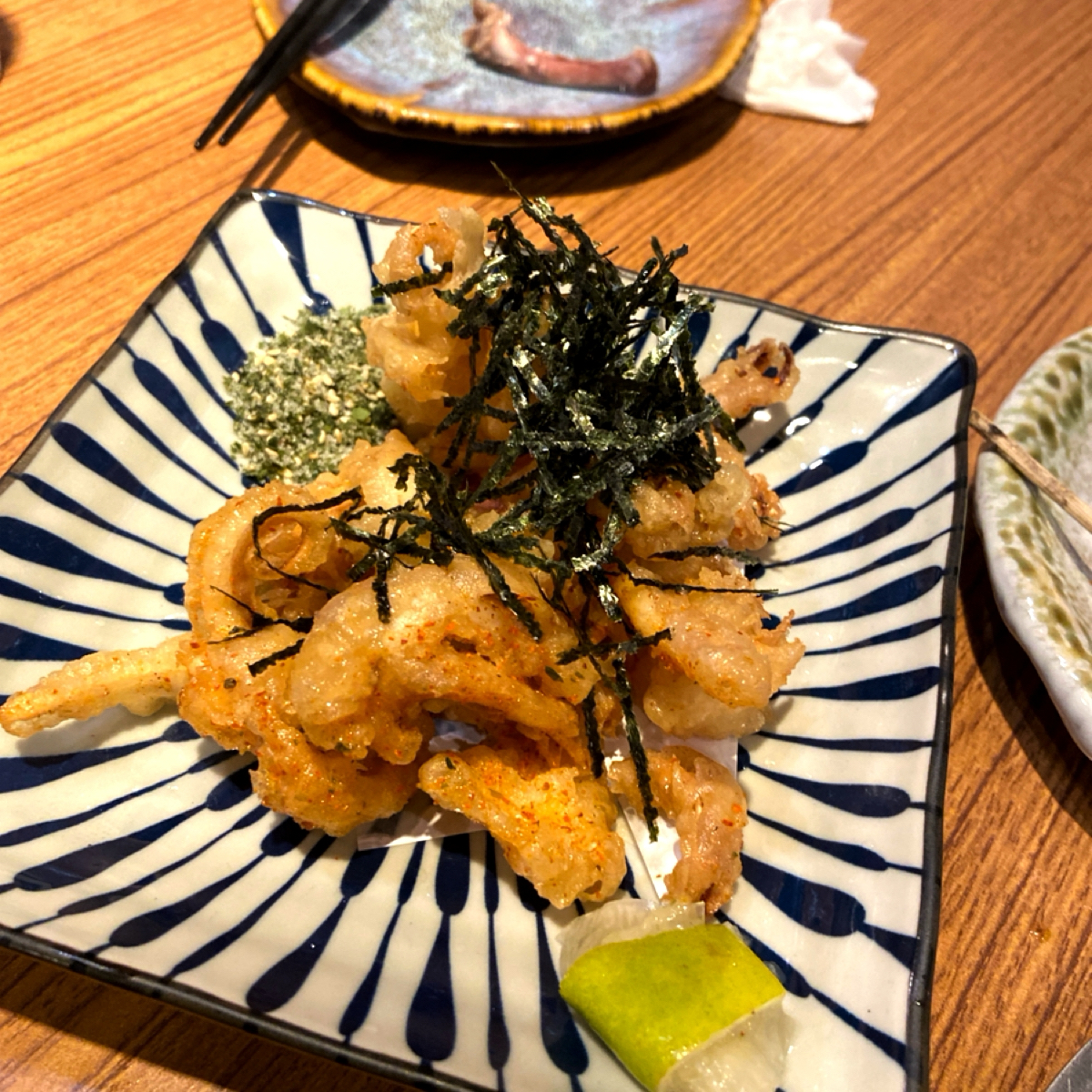 Meal image of 笑居樂食居酒屋小料理: 酥炸魷魚 （這道是牆上的菜餚不在菜單內）
這間的炸物都蠻強的炸魷魚是經典不敗的一道菜，旁邊配上海苔鹽 shot by 每個人都在找他的貓