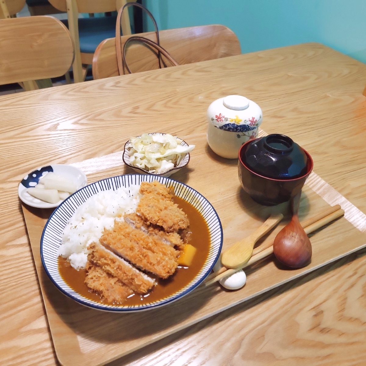 333珈琲和食-包場餐廳&#x2F;親子餐廳 頭城美食 頭城餐廳 頭城餐酒館 頭城日式料理 頭城咖啡廳 頭城甜點 的餐點圖片：日式咖哩腰內炸豬排定食 由Ztiy_lin 拍攝