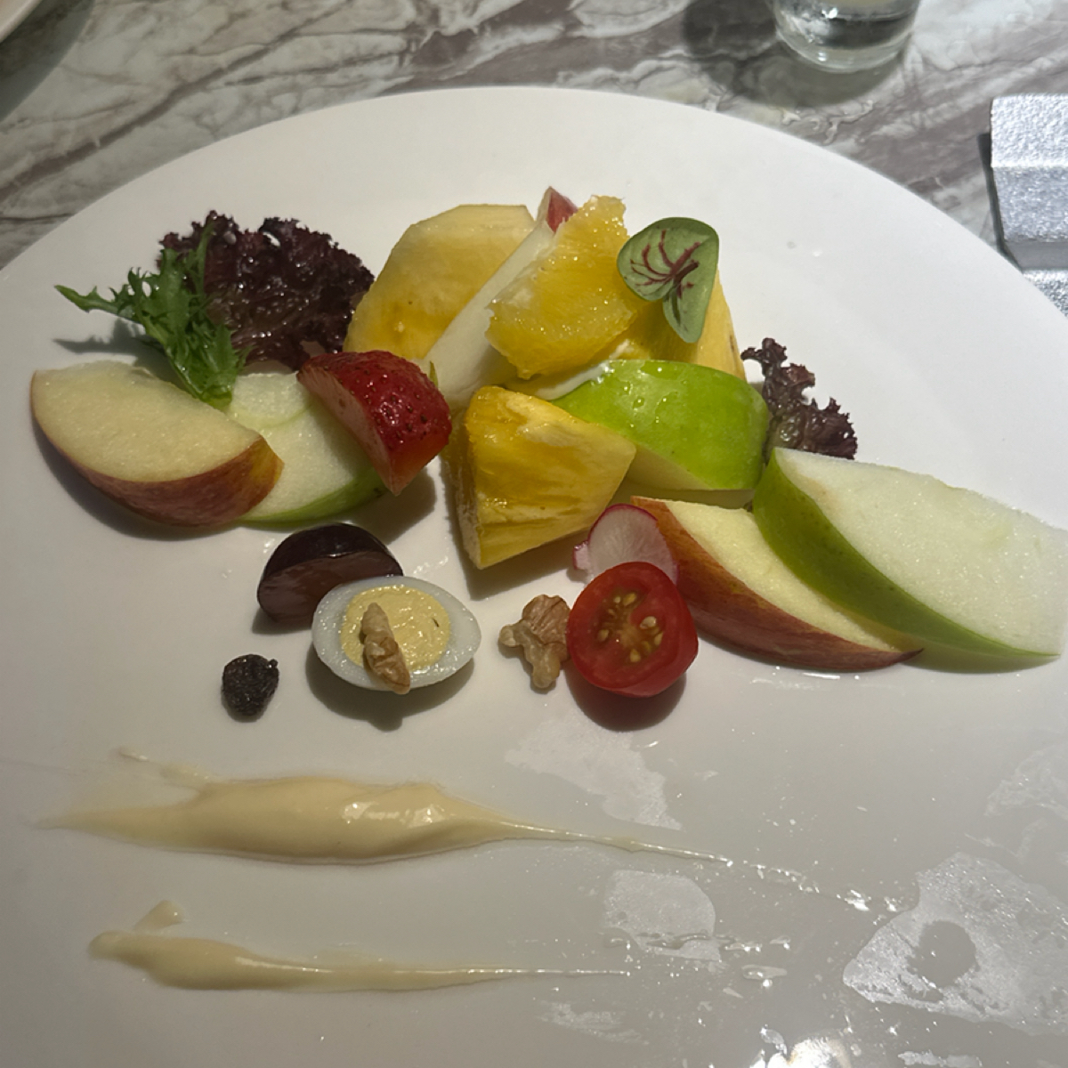 Meal image of 夏慕尼新香榭鐵板燒 台南永華店: 水果沙拉 超激推，一道菜高達10種水果
最主要的是，蘋果竟然有龍眼香氣 超酷欸 shot by Luna一枚小吃貨
