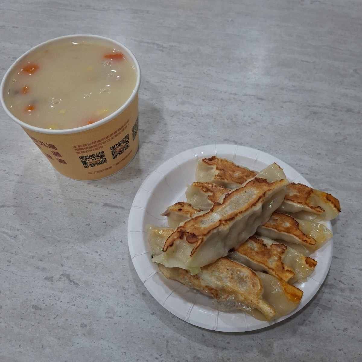 Meal image of 八方雲集 台北聯合店: 招牌鍋貼跟玉米濃湯味道和其他家的八方一致，不會有品質落差的問題
然後玉米濃湯我剛好點到最後一碗，對後 shot by 美食肥之豬