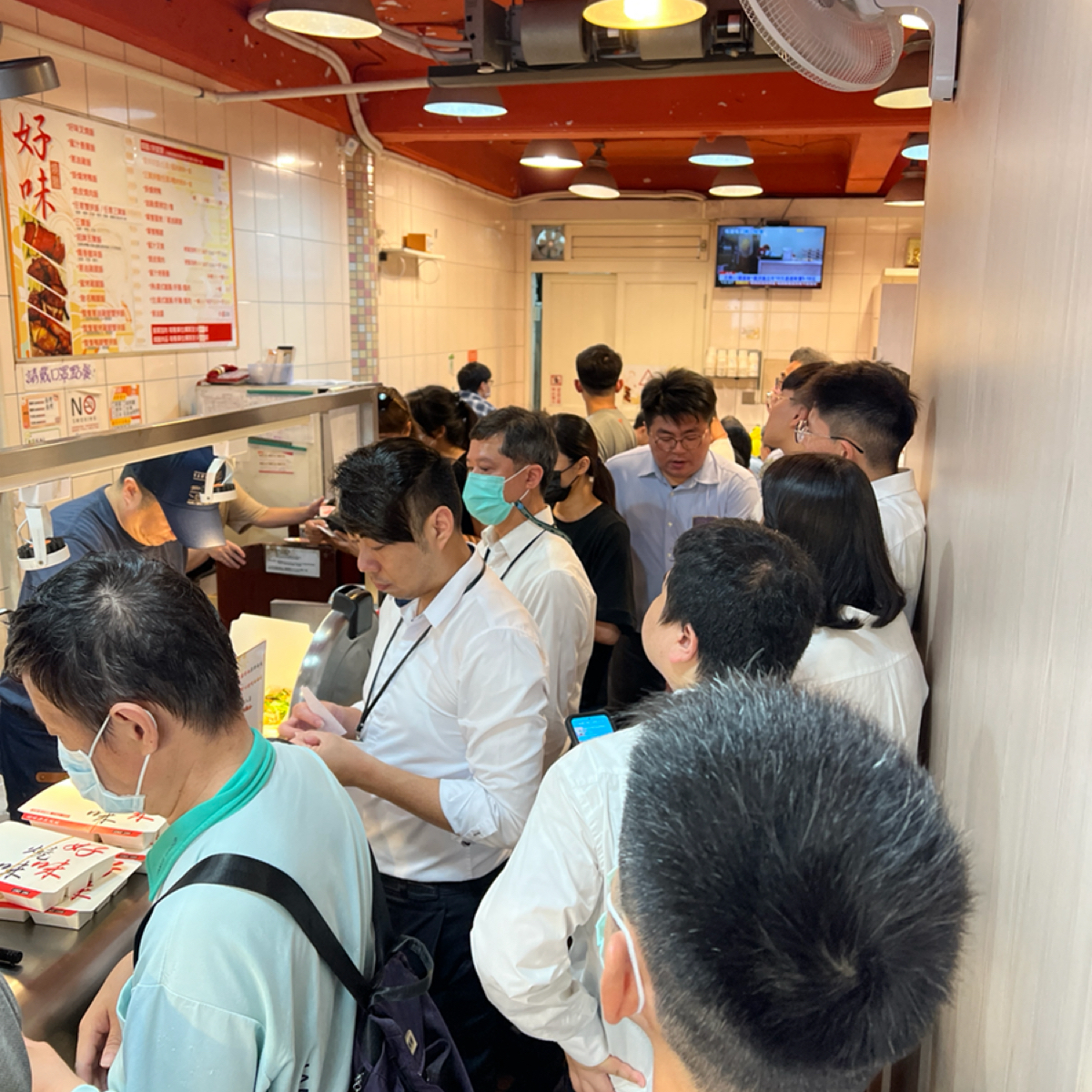 Vibe image of 好味燒臘店: 用餐時間會非常多人 shot by Sheng