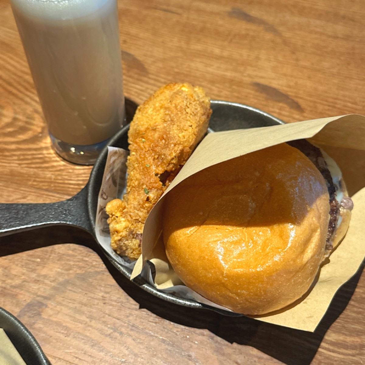 Meal image of GURU HOUSE PARK NO.4: ▪️CURU雙層夾心漢堡（牛） $230
▫️C套餐($75元飲品+單塊經典炸雞🍗）+$125
� shot by 草莓肉鬆蛋吐司