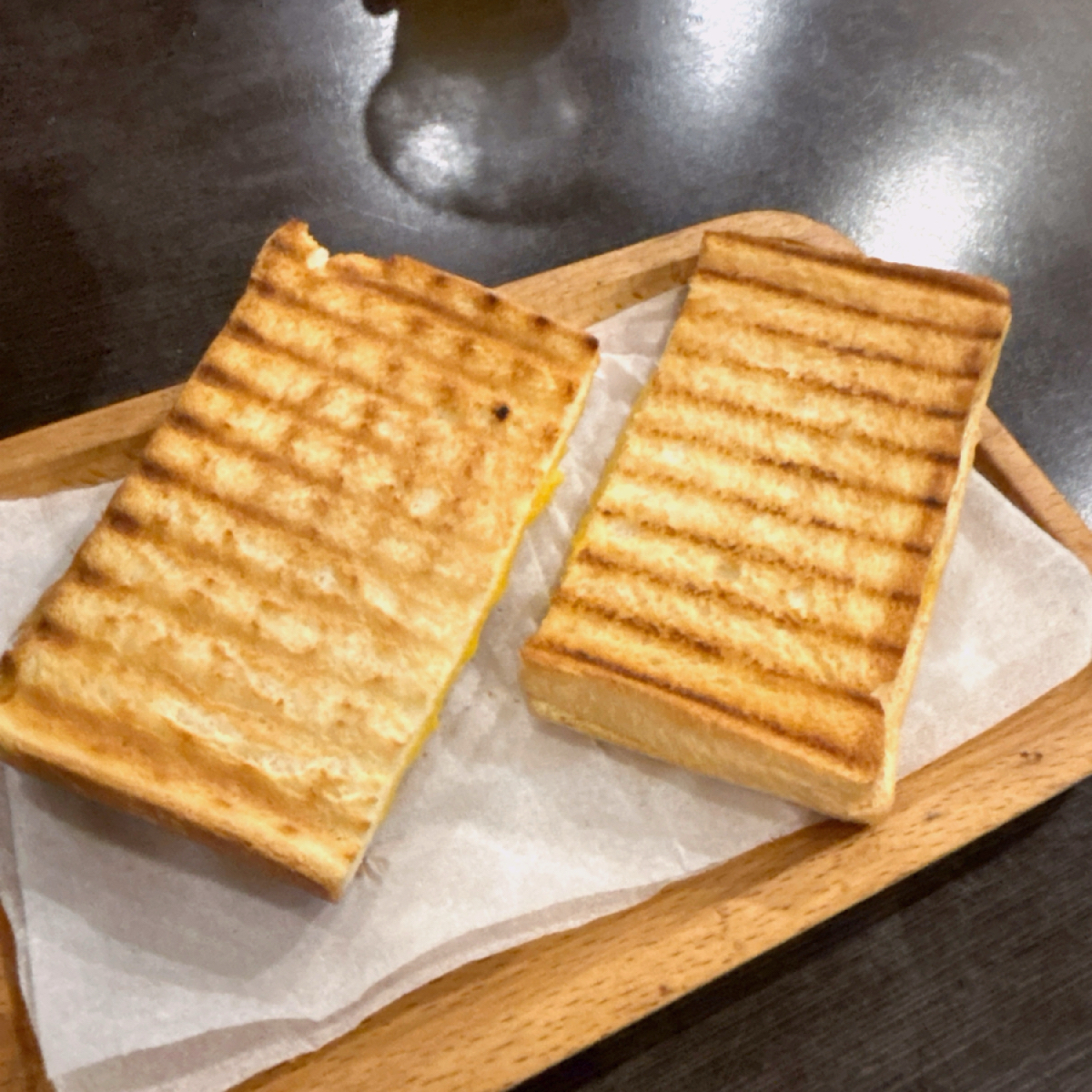 Meal image of 塩蔥炭燒牛排: 副餐的熱壓起司吐司 shot by Shiny
