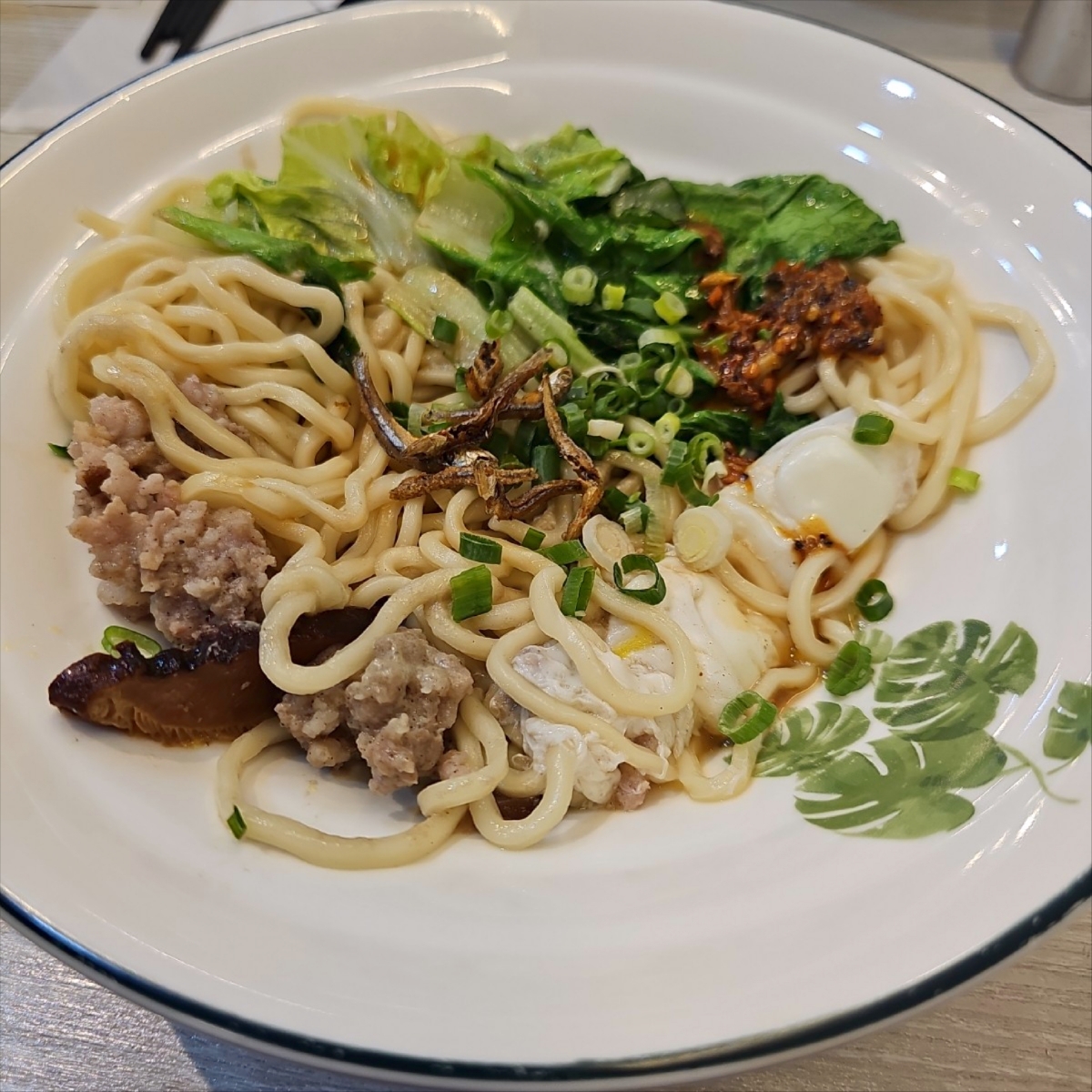 Meal image of 鰤樂仨 新加坡小吃: 🔸️乾板麵 $110
麵體外觀看起來偏粗，像是烏龍麵再小一號的概念，上桌後醬香味蠻濃郁的，伴隨著上 shot by 吃貨胖胖
