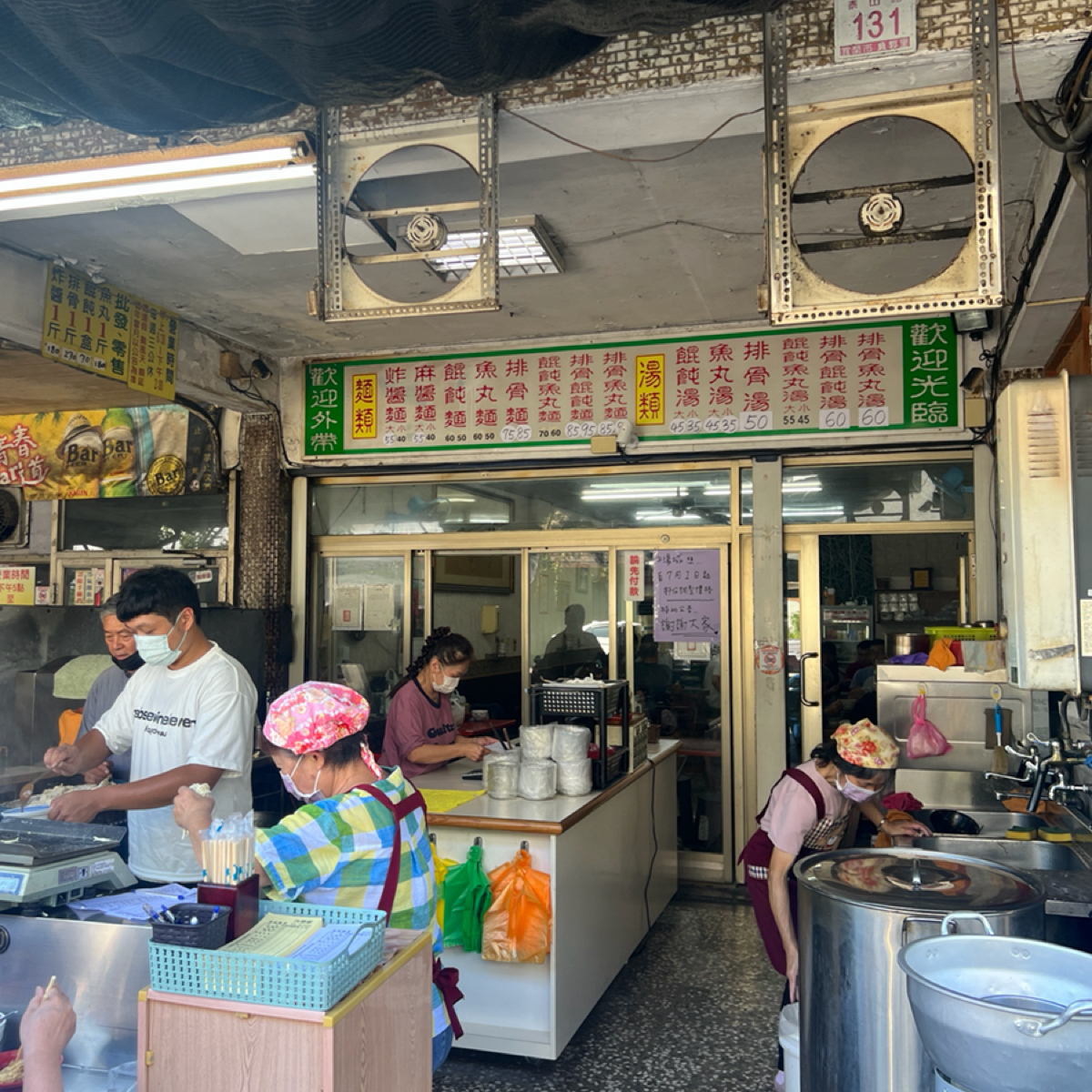 Vibe image of 湯城麵食: 店外環境，煮麵區前面也有座位可以做，不過可能會蠻熱的 shot by 七咪