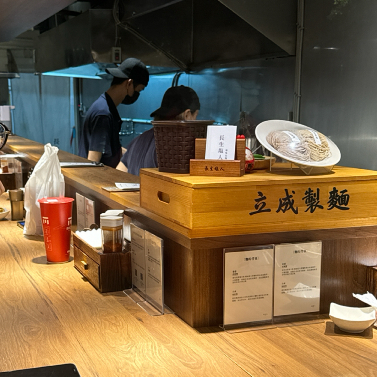 Vibe image of 長生塩人 北投車站: 店內空間不大 只有約10個吧台位 shot by Ana