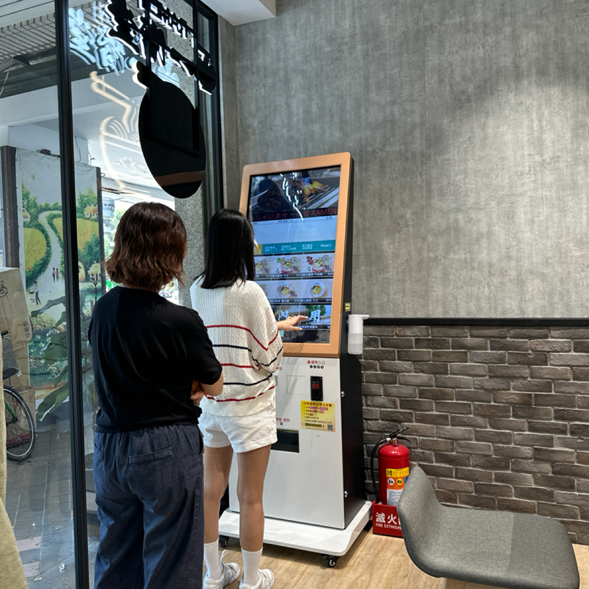 一階堂拉麵 古亭店 的外觀氛圍圖片：自助點餐機 由銘 拍攝