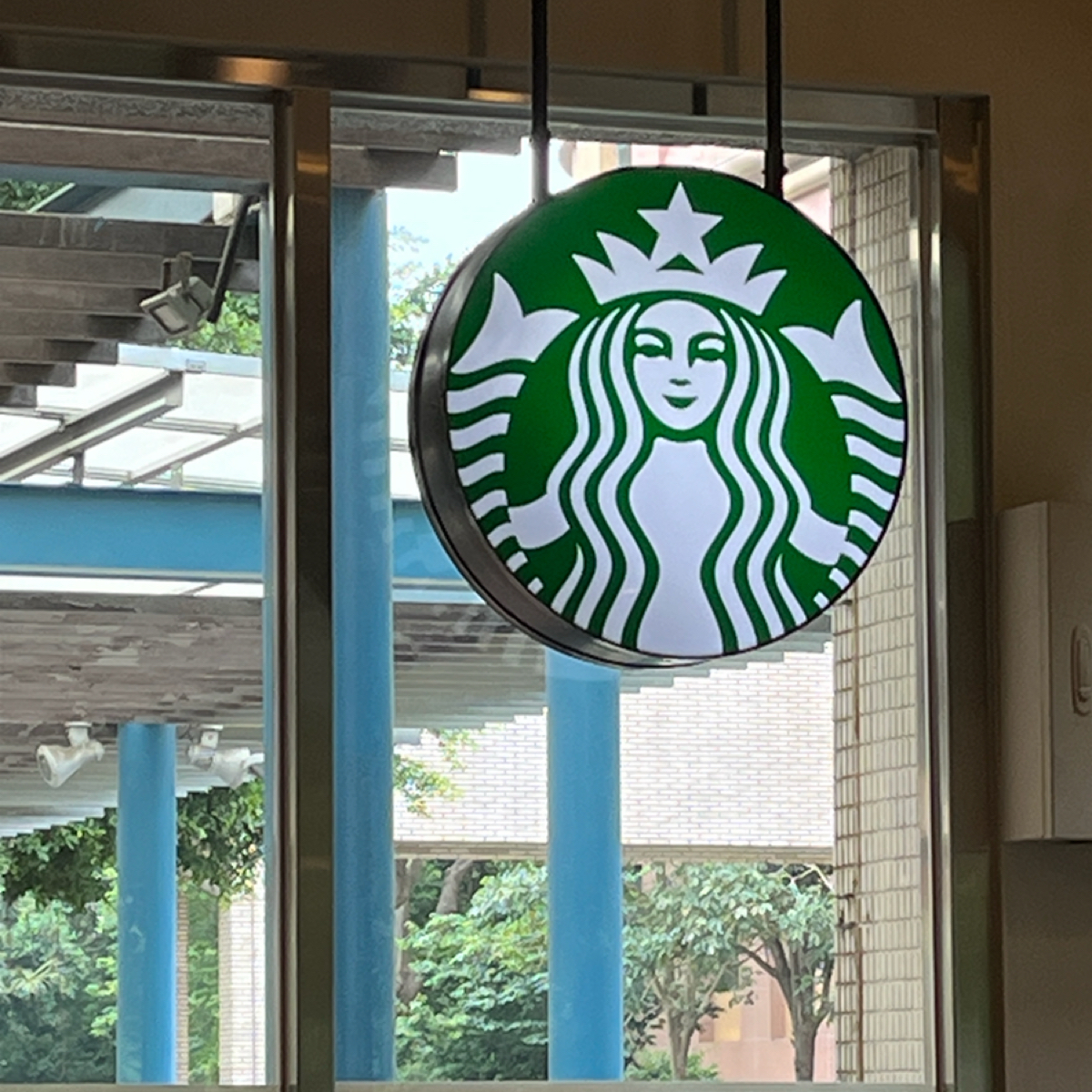 星巴克 中榮店 的外觀氛圍圖片：店面招牌 由龍虎神鳳 拍攝